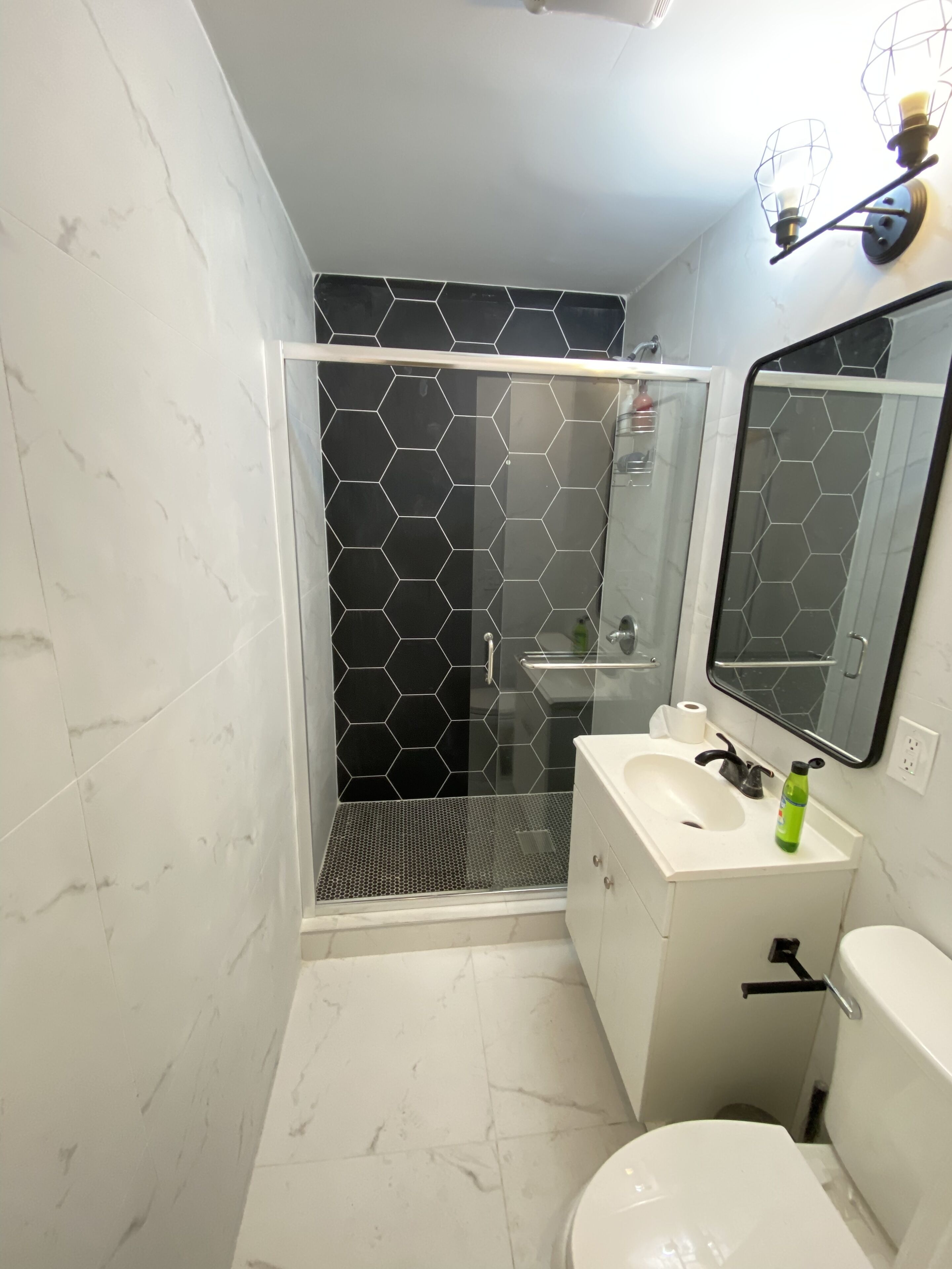 淋浴设施、吹风机、毛巾、肥皂