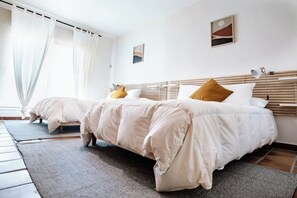 4 habitaciones, tabla de planchar con plancha y cuna de viaje 