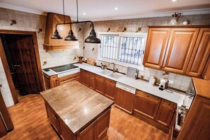 Refrigerador, microondas, horno y lavavajillas 