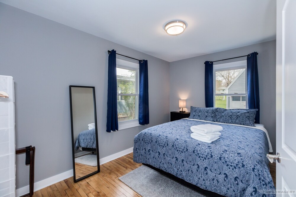 Centrally located 4 Bedroom beautiful home. Monona Vrbo