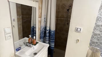 Ducha, secador de pelo, toallas y jabón