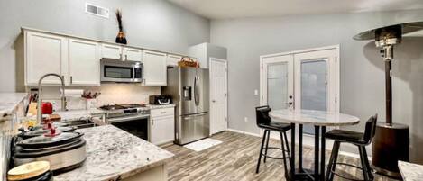 Frigorífico, microondas, horno y placa de cocina