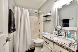 吹风机、毛巾、肥皂、卫生纸