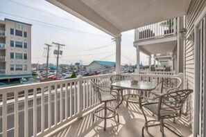 Outdoor dining - Luxury King Suite condo, bay views, pool, close to the best restaurants in town (Wildwood)