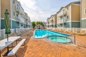 Una piscina al aire libre, una piscina climatizada
