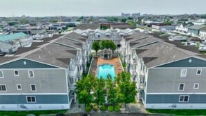 Un edificio residencial con un patio central y una piscina.