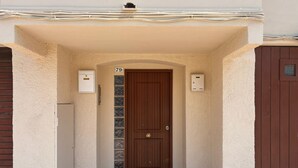 A front door with a number plate, a mailbox, and a wall-mounted intercom. - Alicante 1 - L'Estartit, Center (Estartit (L´))