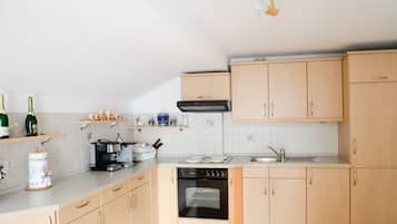 Geladeira, fogão, cooktop, cafeteira/chaleira
