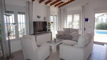 Televisie en een open haard