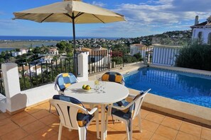 Outdoor dining - CASA JOSI with awesome views to the sea at Monte Pego (Pego)