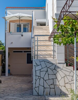 Exterior detail - Seafront apt with balcony, sea view and mooring (Rogoznica)