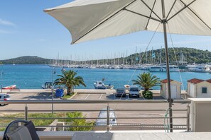 Property grounds - Seafront apt with terrace, 4 bedrooms and mooring (Rogoznica)