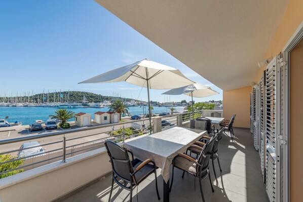 Outdoor dining - Seafront apt with terrace, 4 bedrooms and mooring (Rogoznica)
