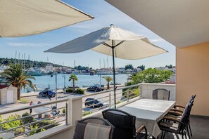 Outdoor dining - Seafront apt with terrace, 4 bedrooms and mooring (Rogoznica)