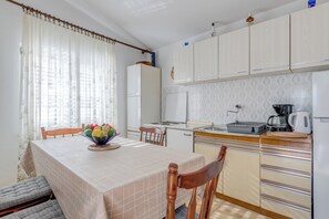 Geladeira, fogão, cooktop, lava-louças