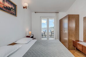 4 bedrooms, iron/ironing board, WiFi, bed sheets - Seafront apt with terrace, 4 bedrooms and mooring (Rogoznica)