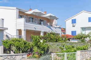 Exterior - Seafront apt with terrace, 4 bedrooms and mooring (Rogoznica)