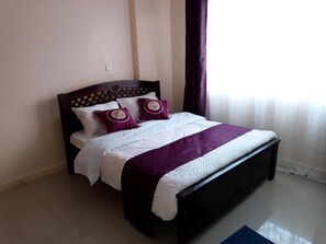 3 عدّة غرف نوم وواي فاي وملاءات أسرّة