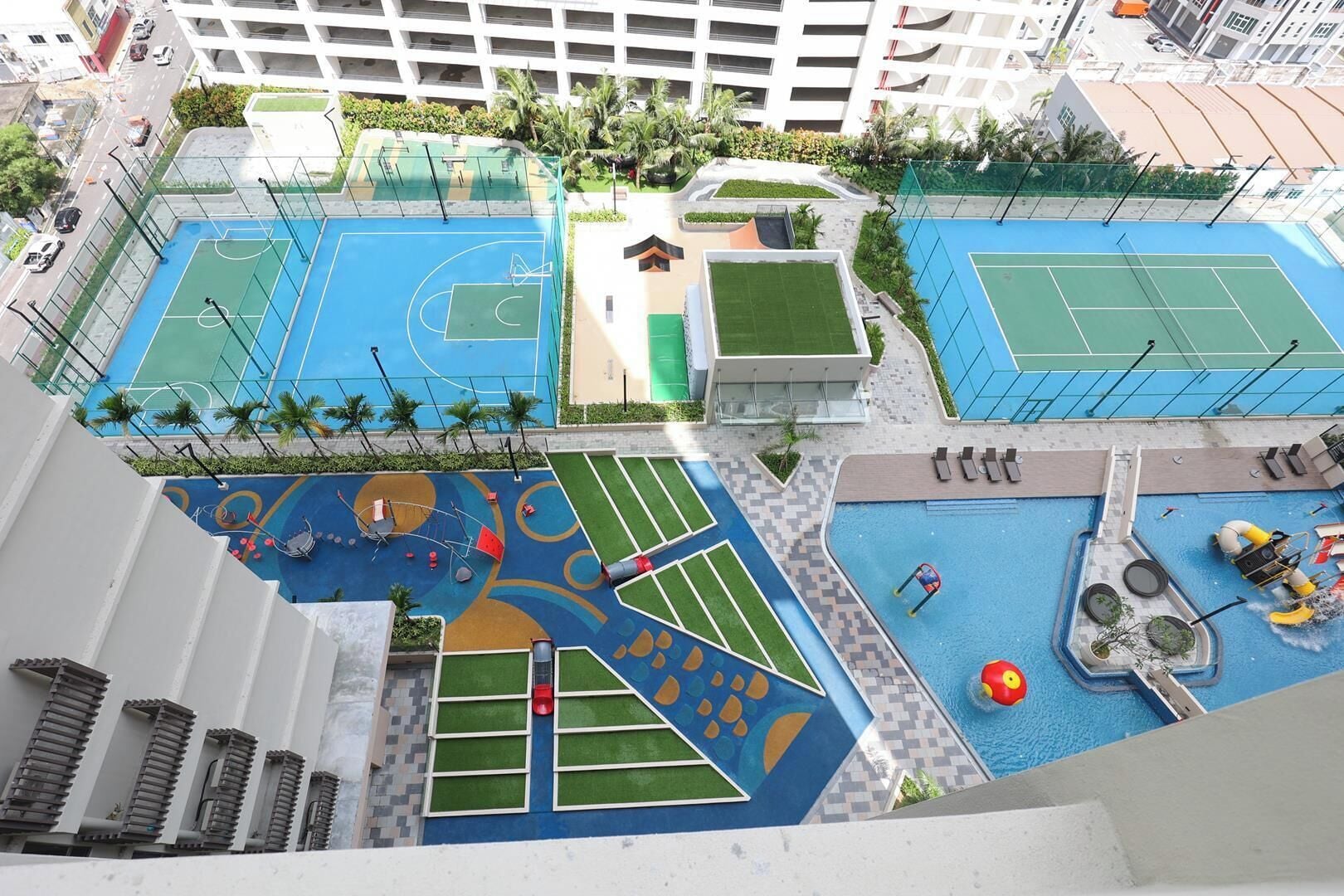 Tagfacilitet med tennisbaner, swimmingpool og legeplads for børn.