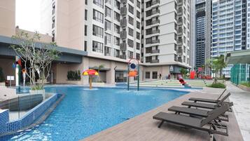 2 outdoor pools