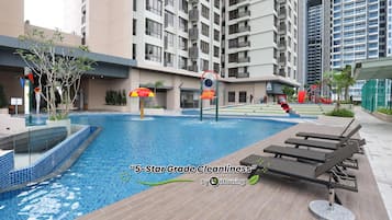 2 outdoor pools