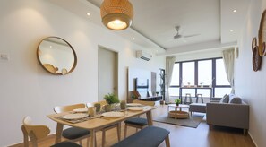 Premium-Apartment, 2 Schlafzimmer, Poolzugang, Meerblick | Wohnbereich