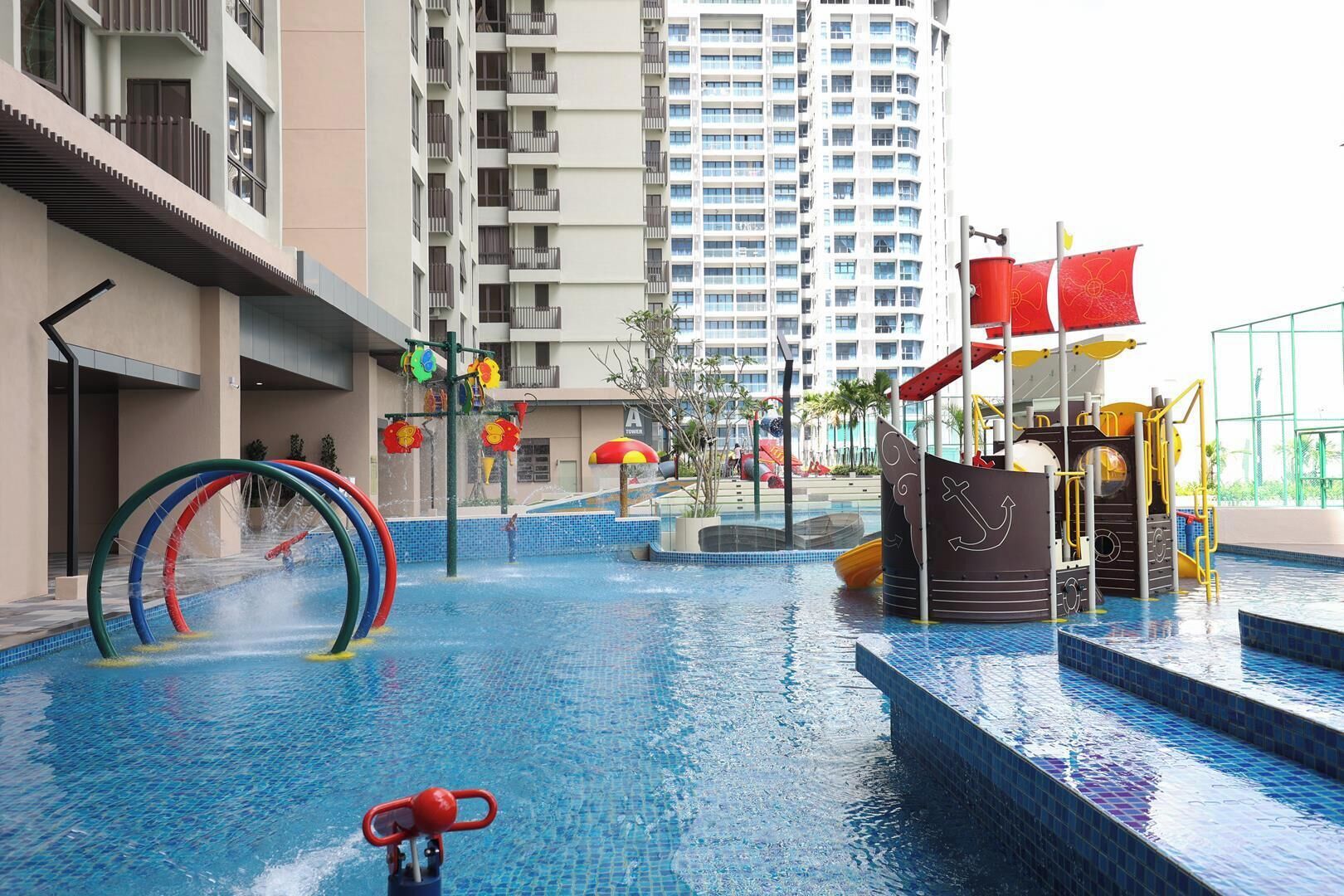 2 outdoor pools