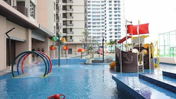 2 outdoor pools