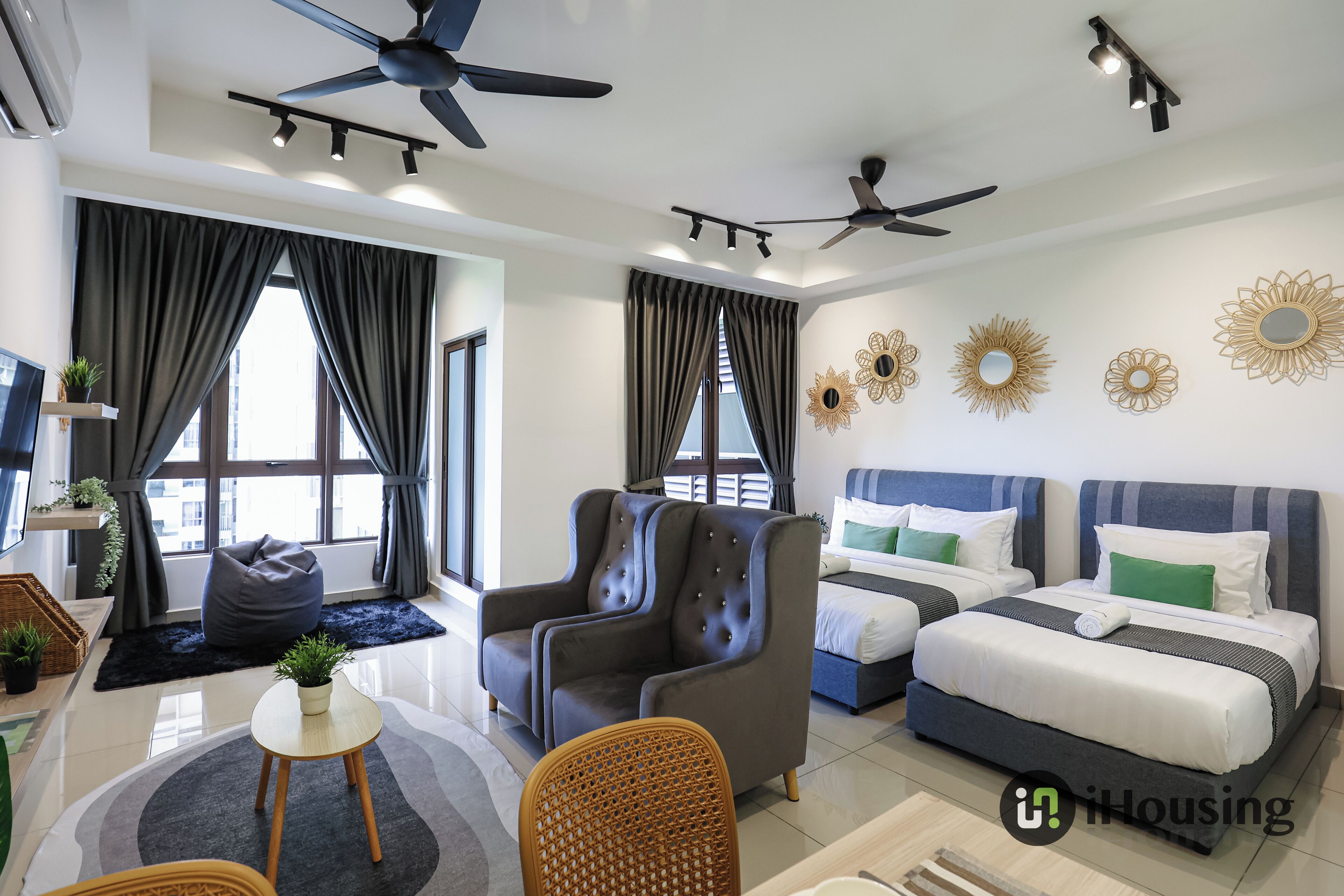 Classic Studio Suite, Berbilang Katil, Pool Access, City View | Ruang tamu | 55 inci sebuah televisyen pintar dengan digital, TV, Netflix