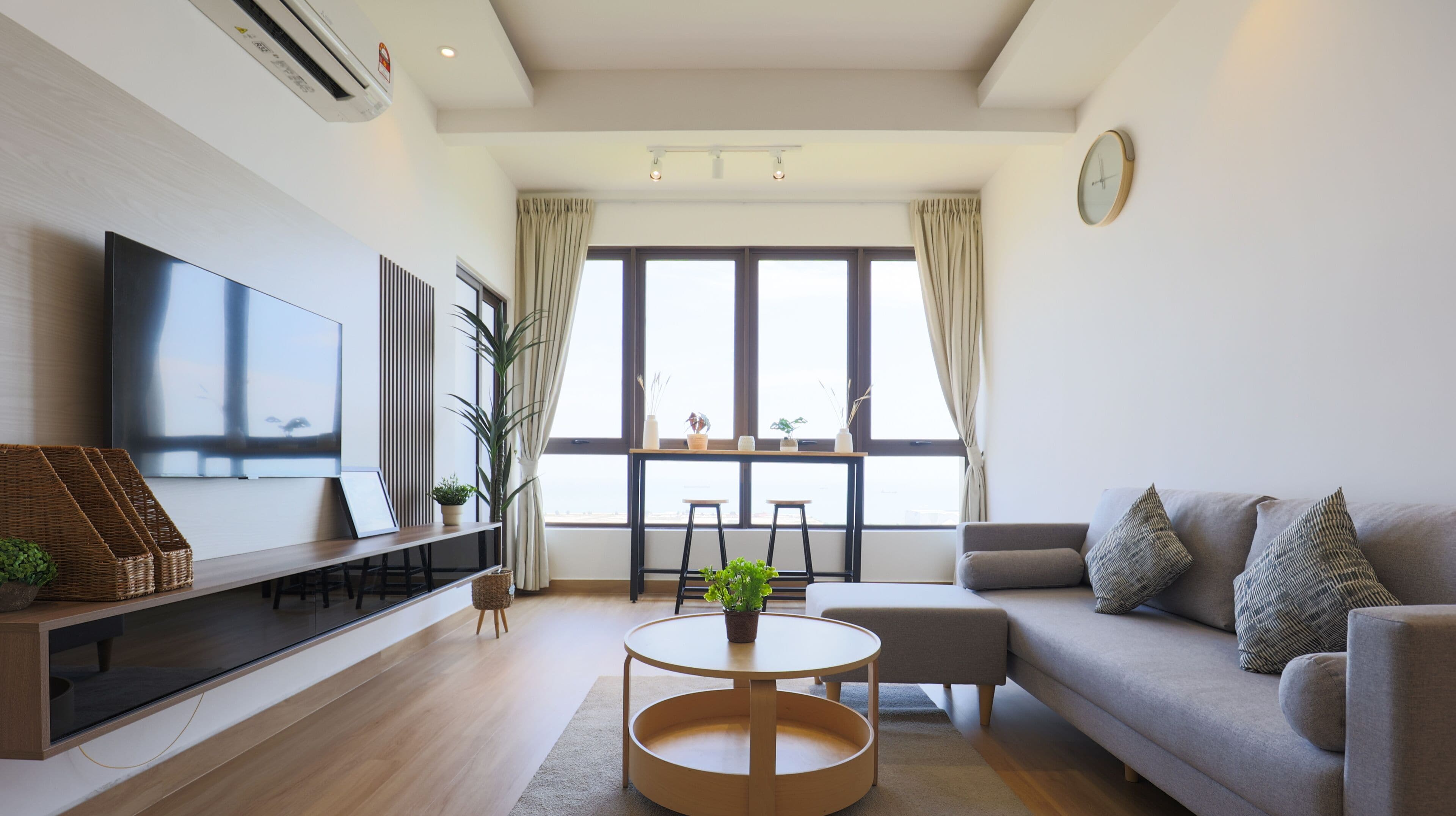 Apartamento Premium, 2 habitaciones, acceso a la piscina, vistas al mar | Zona de estar | Smart TV de 55 pulgadas con canales digitales, una televisión