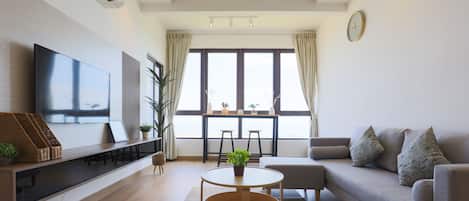 Leilighet – premium, 2 soverom, adgang til basseng, sjøutsikt | Oppholdsområde | En 55-tommers smart-TV med digitale kanaler samt TV og Netflix