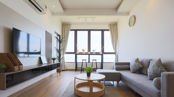 Premium appartement, 2 slaapkamers, toegang tot zwembad, uitzicht op zee | Woonruimte | Een 55-inch smart-tv met digitale zenders, televisie en Netflix