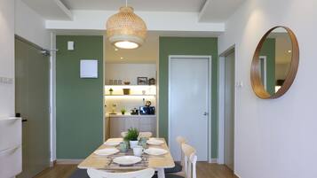 Appartamento Premium, 2 camere da letto, accesso alla piscina, vista mare | Cucina privata | Frigorifero, piano cottura, pentole/stoviglie/utensili