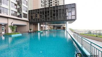 2 outdoor pools
