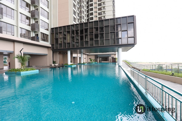 2 outdoor pools