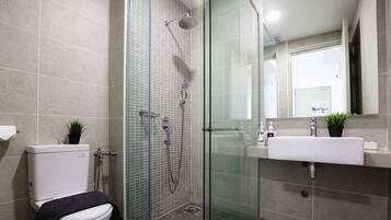 Apartemen Premium, 2 kamar tidur, akses ke kolam renang, pemandangan laut | Kamar mandi | Shower, pancuran hujan, pengering rambut, dan kloset