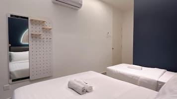 Habitación de hotel con cama, aire acondicionado de pared, espejo y armario con tablero perforado.