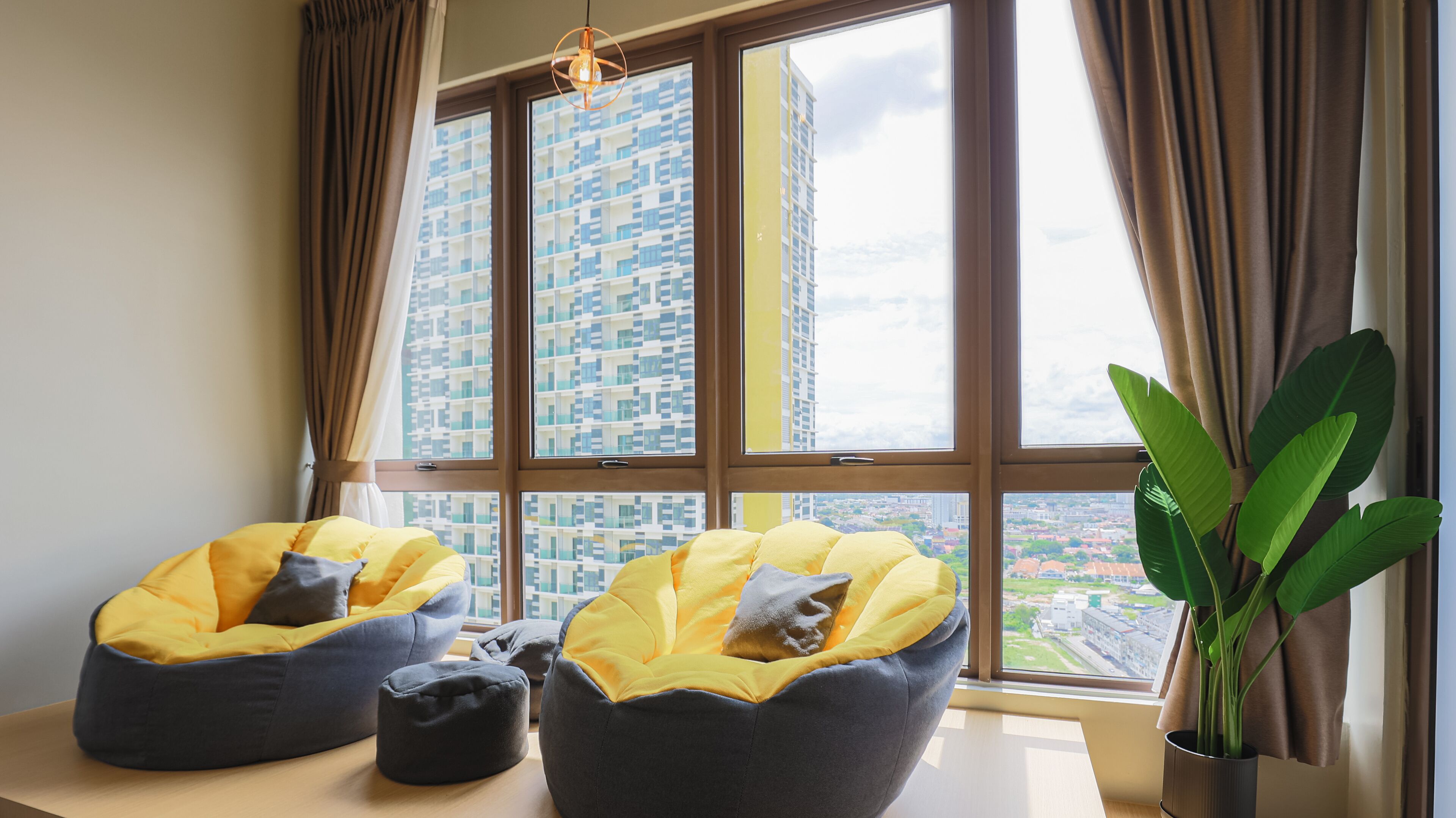 Family Apartment, 2 Bedrooms, Pool Access, City View | Ruang tamu | 55 inci sebuah televisyen pintar dengan digital, TV, Netflix