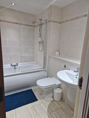 Combined shower/bathtub, towels