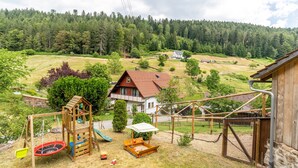 Un parque infantil con columpios, toboganes y estructuras para escalar.