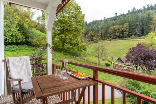 Appartement "Haus Am Waldrand" avec vue sur la montagne, terrasse privée et Wi-Fi