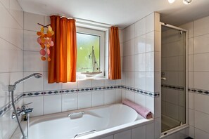 Badekar, hårtørrer, håndklæder