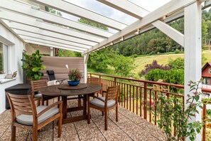 Outdoor dining - Apartment "Haus Am Waldrand" with Mountain View, Private Terrace & Wi-Fi (Schenkenzell)