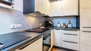 Kühlschrank, Mikrowelle, Ofen, Herdplatte