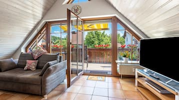 Een televisie en een open haard