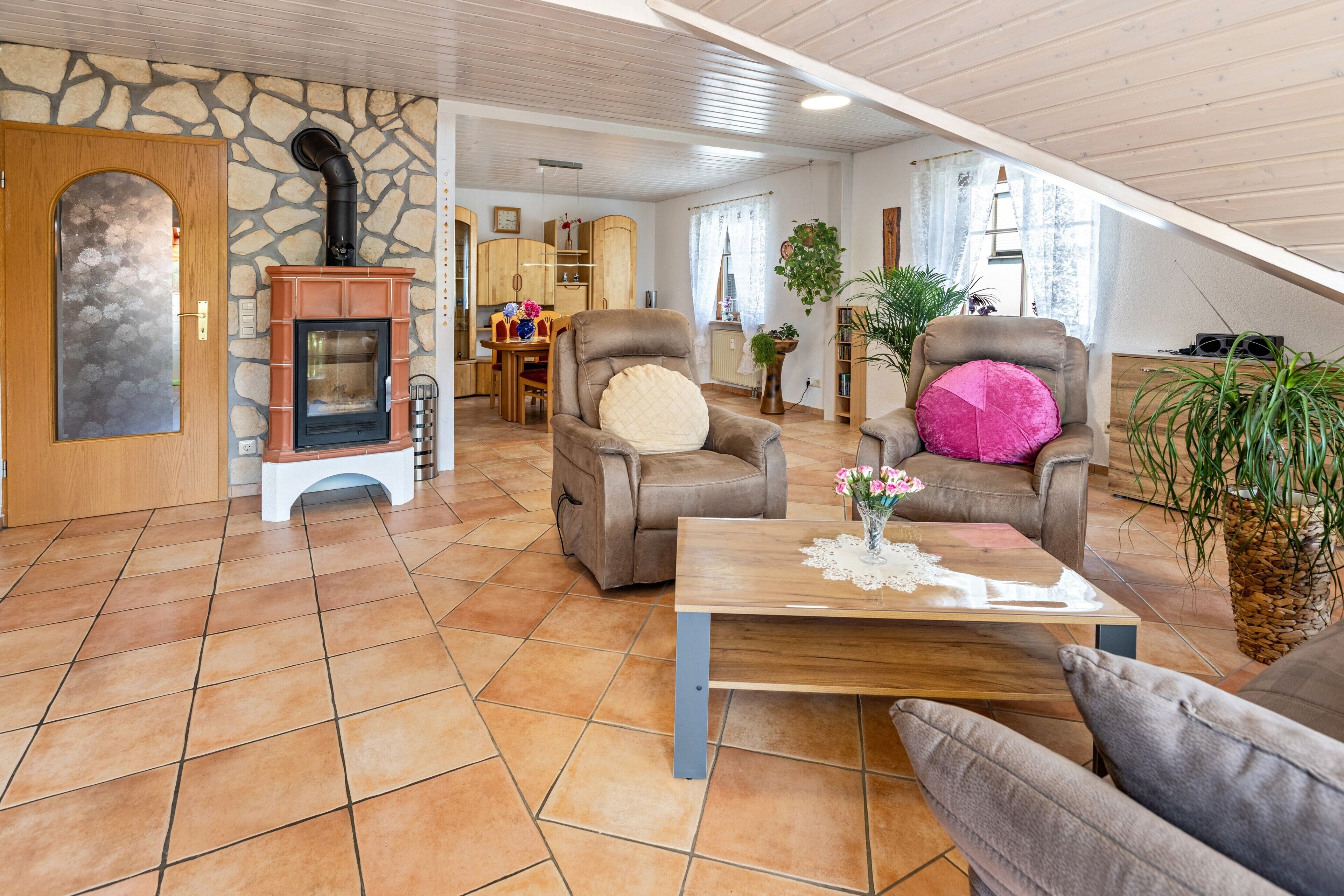 Een televisie en een open haard