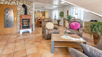 Een televisie en een open haard