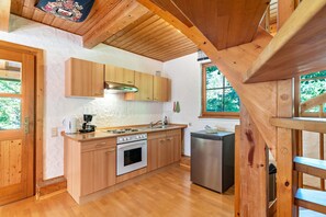 Jääkaappi, uuni, liesi, kahvin-/teenkeitin