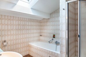 Baignoire, serviettes fournies