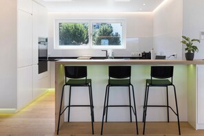 Fridge, oven, stovetop, dishwasher